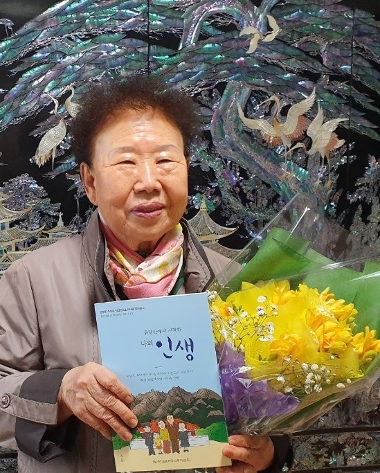 세 자녀와 희노애락을 함께한 자개장 앞에서 기념촬영하는 박서운 저자의 모습. 사진=박서운 저자.