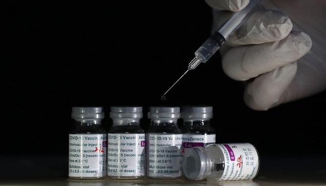 지난달 17일 오후 서울 중구 대한간호협회 취업인력교육센터에서 코로나19 아스트라제네카 백신 현품(빈병)이 공개되고 있다.