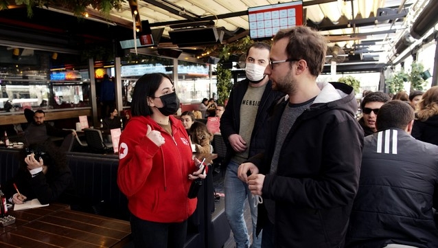 2일(현지시간) 터키 앙카라의 한 커피숍에서 사람들이 자리가 나기를 기다리고 있다. 코로나19 규제가 완화되면서 중위험 지역인 앙카라를 비롯한 터키 일부 지역의 카페, 식당 등이 다시 문을 열었고 이들은 수용 인원의 50% 규모로 오전 7시부터 오후 7시까지 영업이 허용됐다.