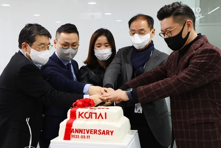 10일 서울 여의도 코나아이 본사에서 열린 '코나아이 창립 23주년 기념식'에서 조정일 코나아이 대표이사(왼쪽에서 네번째)가 임원들과 함께 케잌 커팅을 하고 있다. 사진=코나아이