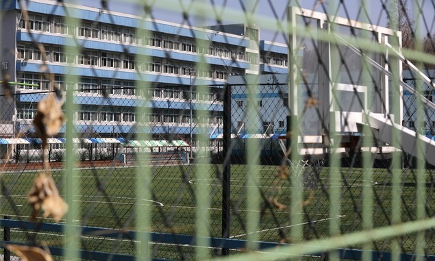 서울 강동구 소재 광문고 축구클럽 등 학생 15명이 코로나19에 확진돼 등교 및 교직원 출근이 중지된 8일 서울 강동구 광문고등학교 운동장이 보이고 있다.