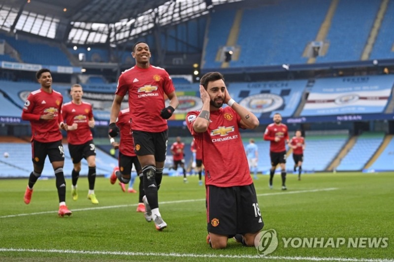 선제골 넣고 세리머니 펼치는 페르난데스.