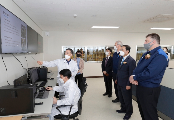 한국지엠 카허 카젬 사장, GMTCK 로베르토 렘펠 대표이사, 허성무 창원시장, 박종원 경상남도 경제부지사가 창원 도장공장의 공정 개요에 대해 브리핑 받고 있다 / 사진 제공 = 한국지엠