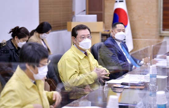 이용섭 광주광역시장이 11일 오전 서구 상무지구 (사)한국외식업중앙회 광주시지회 사무실에서 김상재 (사)한국외식업중앙회 광주시지회장 및 5개 자치구 지부장과 간담회를 하고 코로나19 장기화로 어려움을 겪고 있는 음식점 영업자들의 지원방안에 대해 의견을 나누고 있다./사진=광주시