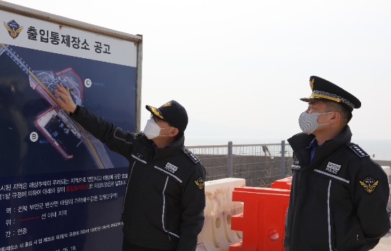 최경근 부안해경서장이 11일 관내 연안법상 지정된 출입통제구역 보고를 받고 있다./사진=부안해경