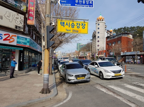 무안군은 올해 하반기부터 농촌지역과 교통취약지역 주민의 요금 부담을 완화하고자 행복택시 이용요금을 기존 1000원에서 100원으로 할인한다/사진=무안군