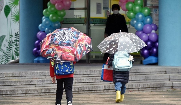 2021학년도 초·중·고교 신학기 첫 등교가 시작된 2일 오전 대구 수성구 수성초등학교 1학년 학생들이 등교를 하고 있다.