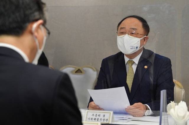홍남기 경제부총리 겸 기획재정부 장관이 12일 서울 광화문 정부서울청사에서 열린 '제16차 부동산시장 점검 관계장관회의'를 주재, 모두발언을 하고 있다.(사진=기획재정부)