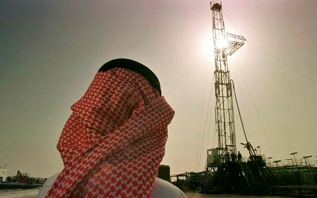1997년 2월26일 사우디아라비아 호우타의 알-호우타 유전에서 사우디 국영석유회사 아람코의 한 관계자가 원유 채굴 작업을 지켜보고 있다.