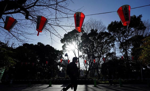 10일 일본 도쿄의 우에노 공원에서 코로나19 확산을 막기 위해 마스크를 쓴 한 남성이 걸어가고 있다.