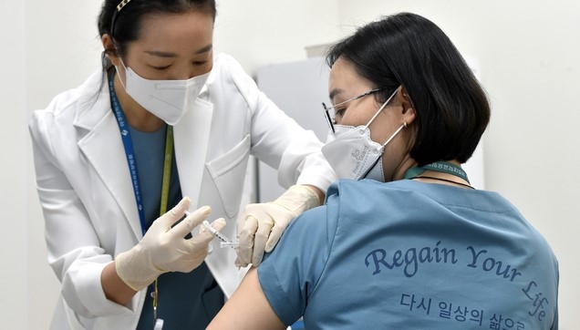 신종 코로나바이러스 감염증(코로나 19) 백신 접종이 시작된 26일 오후 경기도 수원시 영통구 아주대학교요양병원에서 종사자가 아스트라제네카(AZ) 백신 접종을 받고 있다.