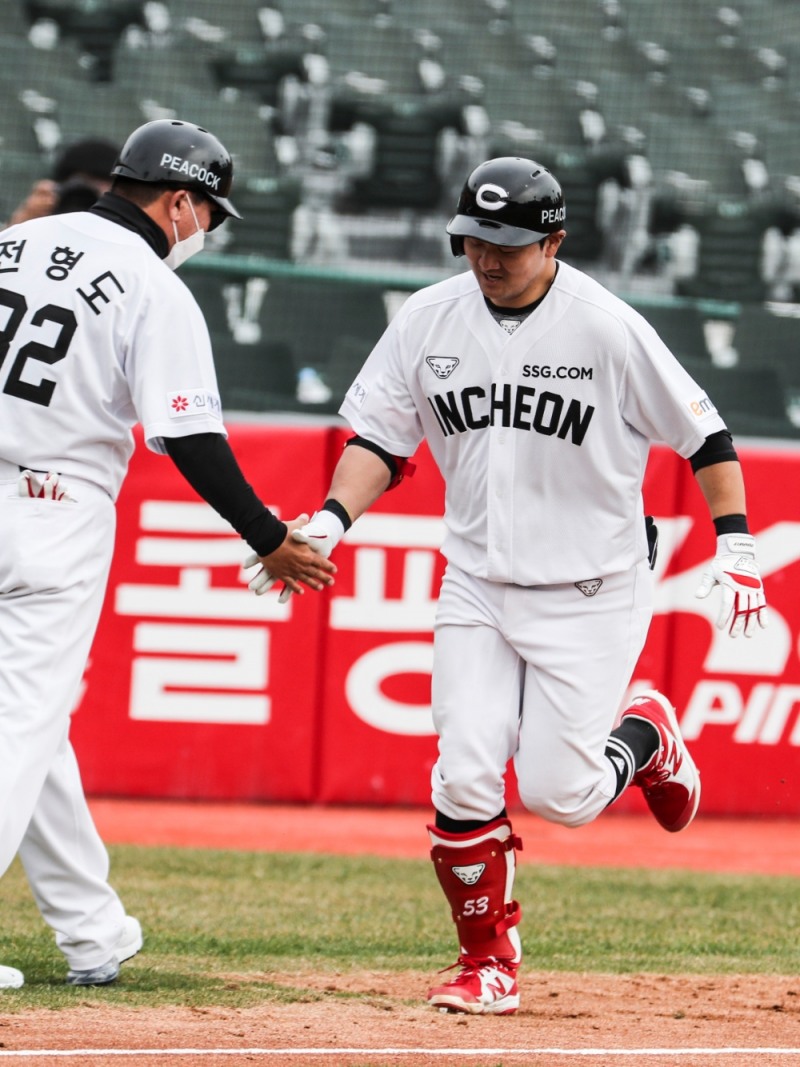 최주환이 11일 롯데와의 연습경기에서 3점홈런을 날린 뒤 3루를 돌고 있다. 올해 FA로 SSG에 입단한 최주환은 추신수-최정-로맥과 함께 최강의 중심타선을 이룰 것으로 보인다.