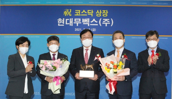 (왼쪽부터) 채현주 한국거래소 상무, 정운수 한국거래소 코스닥시장 본부장, 현기봉 현대무벡스 대표이사, 윤병운 NH투자증권 IB1사업부 대표, 김기경 한국거래소 상무