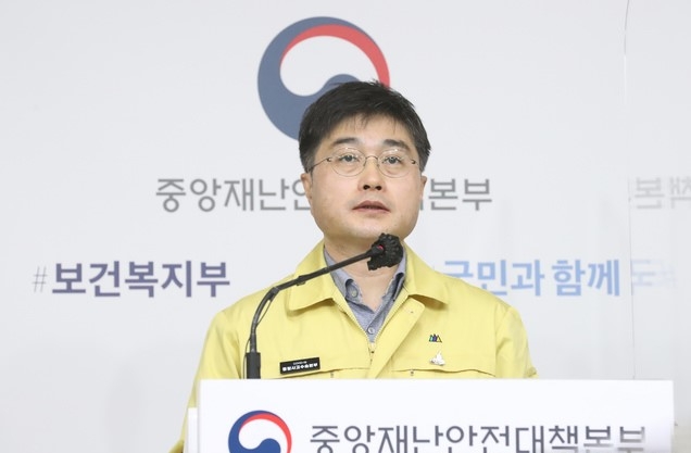 윤태호 중앙사고수습본부 방역총괄반장(보건복지부 공공보건정책관)이 지난 1월6일 오전 정부세종청사에서 신종 코로나바이러스 감염증(코로나19) 대응 현황을 브리핑 하고 있다.