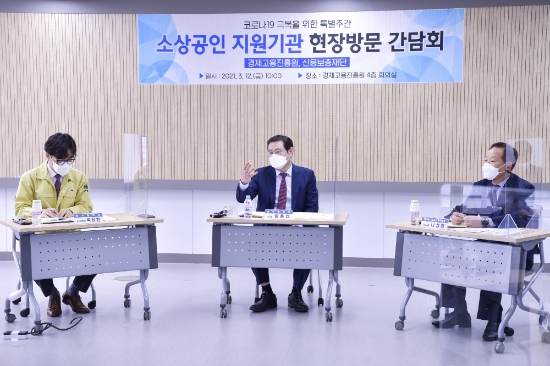 이용섭 광주광역시장이 12일 오전 광산구에 위치한 광주신용보증재단을 방문해 민원상담창구에서 소상공인과 상담을 하고 있다./사진=광주시