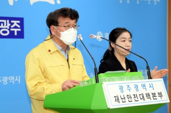 김종효 광주광역시 행정부시장이 12일 코로나19 관련 온라인 브리핑을 하고 있다./사진=광주시