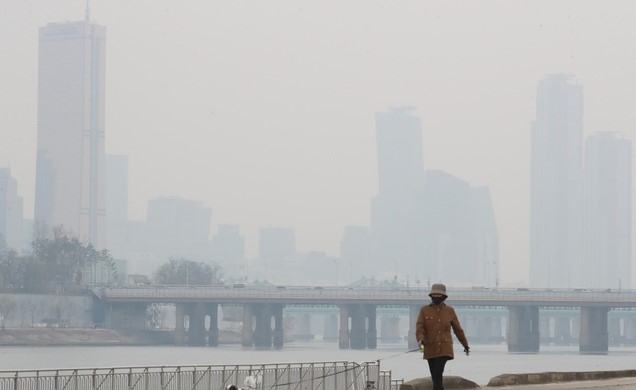 서울을 비롯한 수도권 지역 미세먼지와 초미세먼지가 '나쁨' 수준을 보인 12일 서울 이촌한강공원에서 마스크를 쓴 시민들이 산책을 하고 있다.