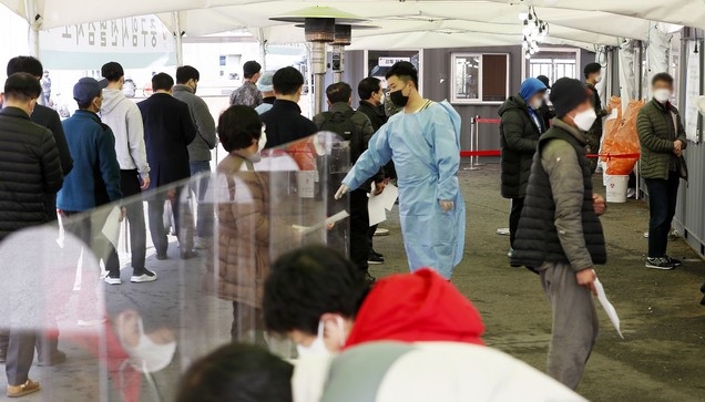 지난 10일 오후 서울역 광장에 마련된 중구 임시 선별검사소에서 시민들이 검사를 받기 위해 줄지어 있다.