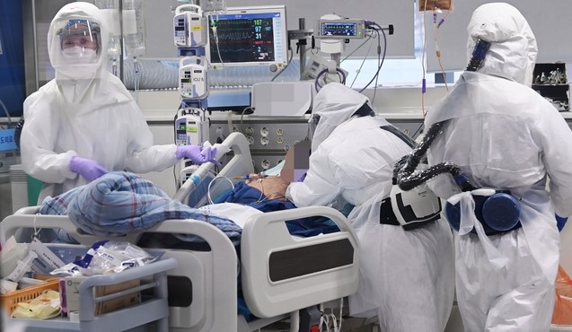 전 세계적으로 신종 코로나바이러스 감염증(코로나19) 확진 판정을 받은 누적 인구가 1억명을 넘어선 26일 경기도의료원 안성병원 코로나19 음압격리병동 중환자실에서 의료진들이 환자를 치료하고 있다. 누적 확진자 1억명 돌파는 지난 10일 9천만명을 넘긴 지 16일만이다. 세계 코로나19 확진자는 지난해 11월 9일 5천만명을 넘긴 뒤 15일 안팎의 간격을 두고 1천만명씩 증가해 왔다.