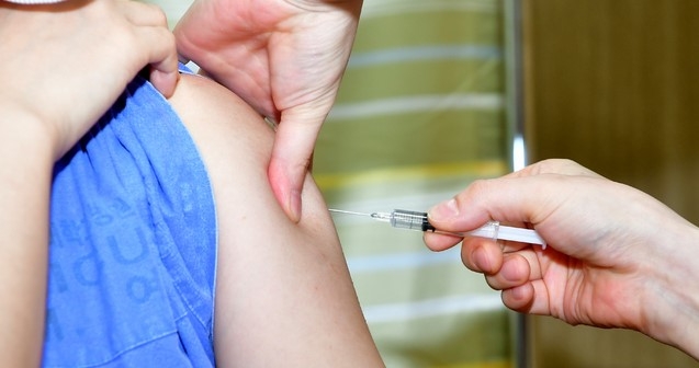 8일 오후 광주 동구 전남대학교병원 8동에서 의료인 대상 코로나19 아스트라제네카 백신 접종이 이뤄지고 있다.