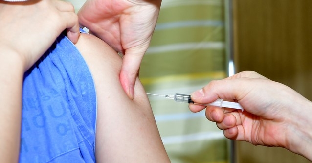 지난 8일 오후 광주 동구 전남대학교병원 8동에서 의료인 대상 코로나19 아스트라제네카 백신 접종이 이뤄지고 있다.