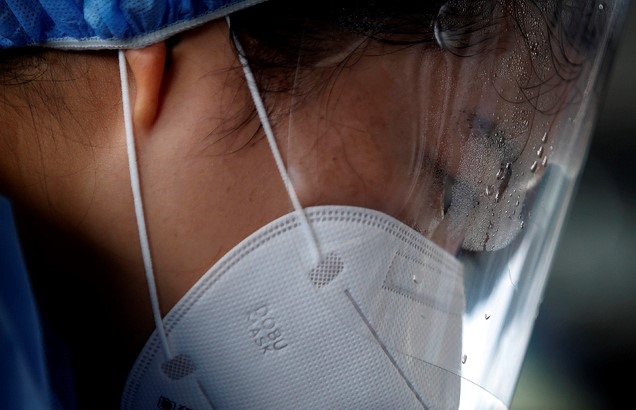 9일 광주 북구보건소 코로나19 선별진료소에서 의료진의 안면 보호대에 땀이 송글송글 맺혀 있다. (사진 = 광주 북구 제공)