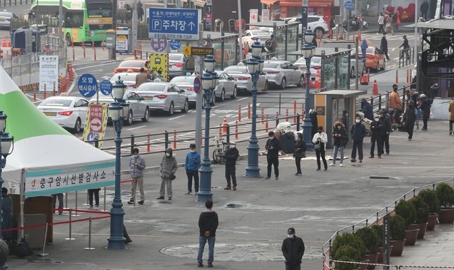 주말인 13일 오전 서울 중구 서울역 앞 임시선별검사소에서 시민들이 코로나19 검사를 받기위해 줄지어 기다리고 있다. 중앙재난안전대책본부는 사회적 거리두기 단계(수도권 2단계·비수도권 1.5단계)와 5인 이상 사적모임 금지 조치를 15일부터 28일까지 2주간 더 연장한다고 발표했다.