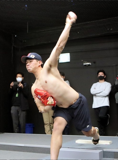 롯데 신인 김진욱이 투구 동작을 과학적으로 분석하는 피칭 랩을 시연하고 있다. 김진욱은 올시즌 롯데 마운드의 활기를 불어 넣어 줄 핵심으로 손꼽힌다.