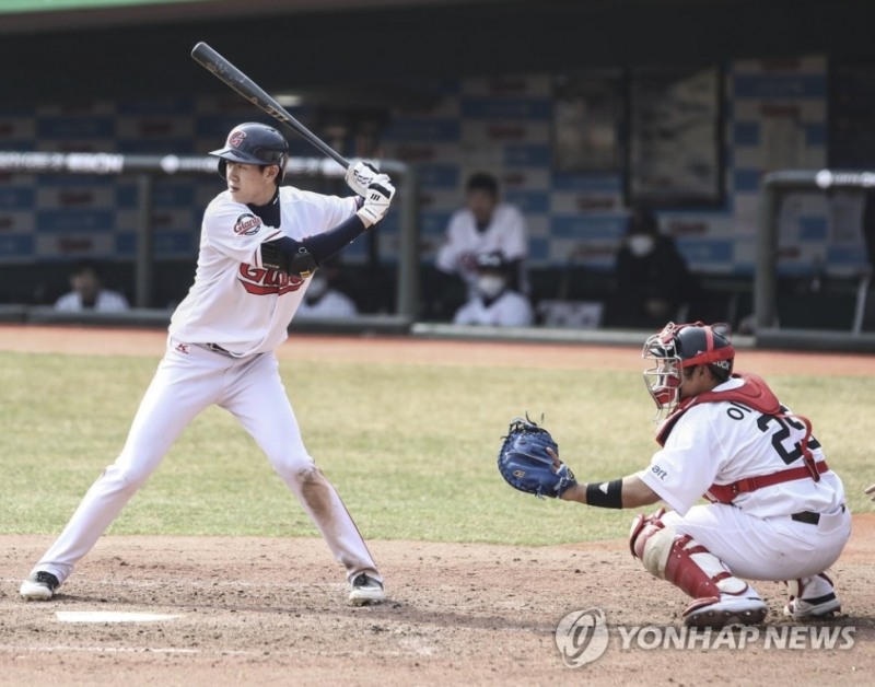 역시 고졸 루키인 나승엽이 지난 9일 SSG와의 연습경기에서 타격하고 있다.