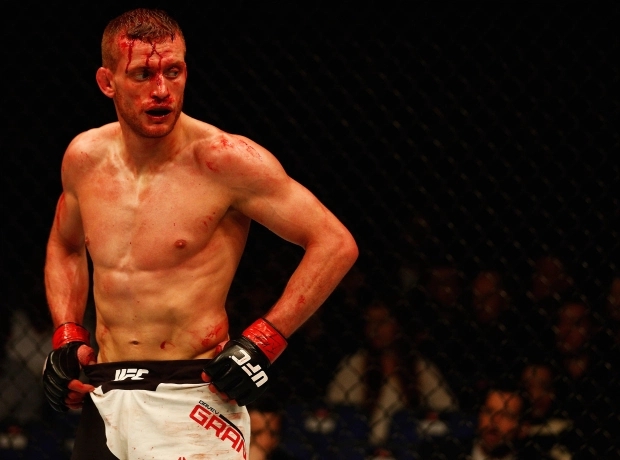 35세 그랜트, 9세 연하 마르티네즈에 2회 KO승-UFC밴텀급