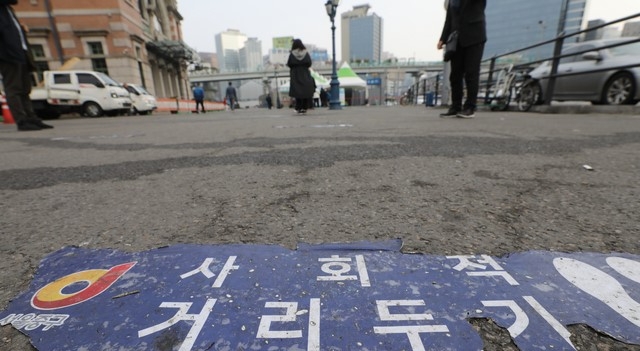 주말인 13일 오전 서울 중구 서울역 광장 임시선별검사소 주변에 사회적 거리두기 표시가 되어 있다. 중앙재난안전대책본부는 사회적 거리두기 단계(수도권 2단계·비수도권 1.5단계)와 5인 이상 사적모임 금지 조치를 15일부터 28일까지 2주간 더 연장한다고 발표했다.