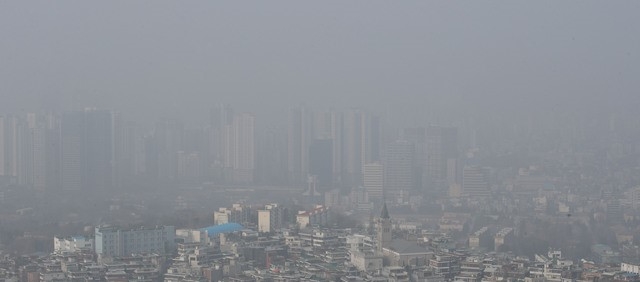 수도권 지역 등 미세먼지 농도가 '나쁨' 수준을 보인 14일 오전 서울 남산에서 바라본 서울 도심이 미세먼지로 뿌옇게 보이고 있다.