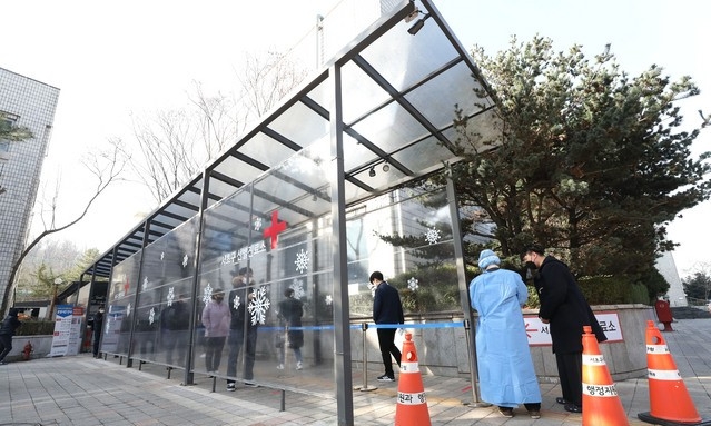 신종 코로나바이러스(코로나19) 감염증 신규 확진자 수가 398명으로 집계된 5일 오전 서울 서초구 보건소에 마련된 선별진료소에서 시민들이 검사를 받기위해 대기하고 있다.