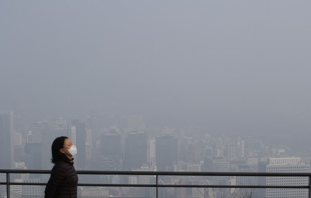 수도권 지역 등 미세먼지 농도가 '나쁨' 수준을 보인 14일 오전 서울 남산에서 바라본 서울 도심이 미세먼지로 뿌옇게 보이고 있다.