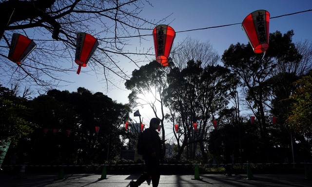 10일 일본 도쿄의 우에노 공원에서 코로나19 확산을 막기 위해 마스크를 쓴 한 남성이 걸어가고 있다.