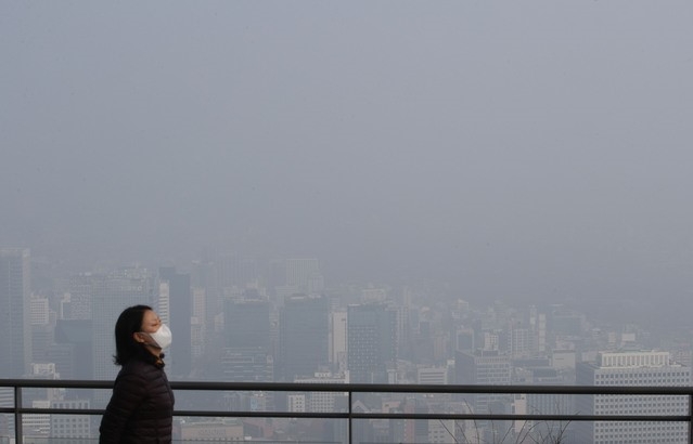 수도권 지역 등 미세먼지 농도가 '나쁨' 수준을 보인 지난 14일 오전 서울 남산에서 바라본 서울 도심이 미세먼지로 뿌옇게 보이고 있다.