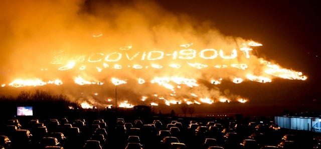 ‘들불, 소망을 품고 피어올라’라는 주제로 13일 오후 제주시 애월읍 새별오름 일대에서 제23회 제주들불축제'의 하이라이트인 오름 불놓기가 진행되고 있다. 제주시는 코로나19가 하루빨리 종식되길 기원하는 바람을 담아 오름에 '들불 COVID-19 OUT'이라고 새겼다.