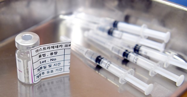 8일 오후 광주 동구 전남대학교병원 8동에서 의료인 대상 코로나19 아스트라제네카 백신 접종이 이뤄지고 있다.