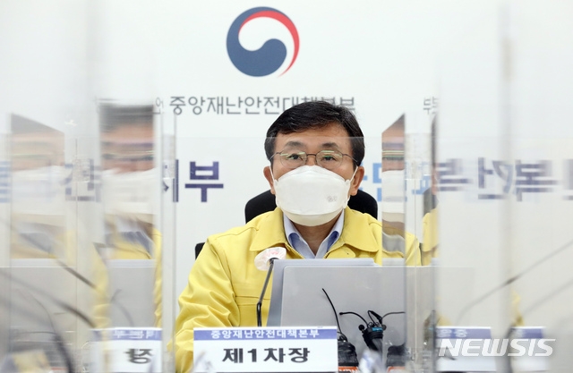 권덕철 중앙재난안전대책본부 1차장(보건복지부 장관)이 15일 오전 정부세종청사에서 열린 코로나19 대응 중대본 회의에서 모두발언을 하고 있다.