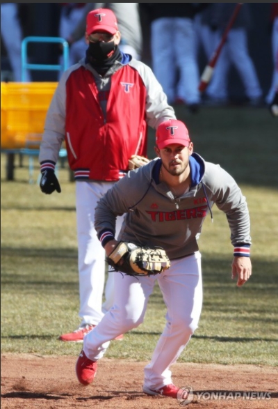 프레스턴 터커의 1루 수비 모습을 뒤에서 지켜보는 윌리엄스 감독. KBO 리그 2년차인 윌리엄스 감독은 성적에 대한 지나친 부담은 KIA의 위협요소다.