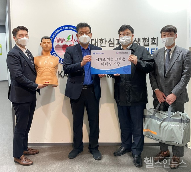 메디아나가심폐소생술교육활성화를위해대한심폐소생협회에교육용마네킹을기증했다.메디아나와대한심폐소생협회관계자들이기념촬영을하고있다.