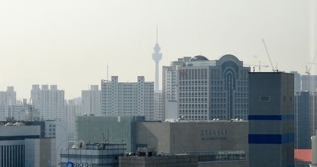 초미세먼지가 ‘나쁨’ 수준을 보인 13일 오후 대구 중구 동성로에서 바라본 도심이 뿌옇게 보이고 있다.