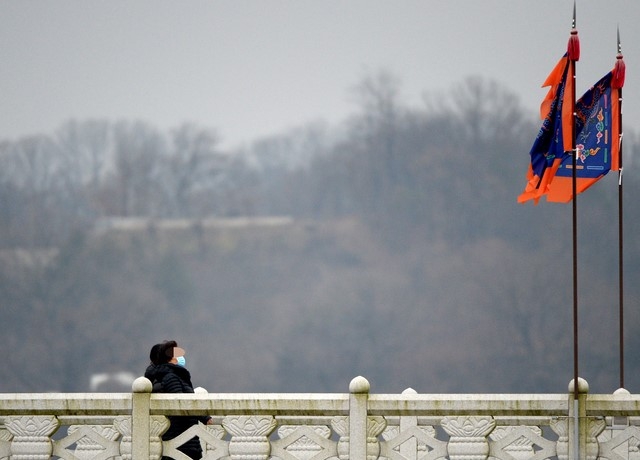 미세먼지가 가득한 전북 전주한옥마을에 회색빛의 하늘이 드리워져 있다.