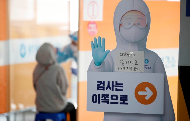 9일 광주 북구 용봉동 선별진료소에서 보건소 의료진들이 코로나19 검사 대상자들의 검체를 채취하고 있다. (사진=광주 북구 제공)