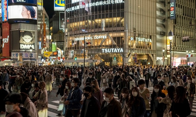일본 도쿄의 긴급사태 발령에 따라 식당과 술집이 오후 8시에 문을 닫으면서 14일 저녁 귀가 시민들이 기차역으로 몰리고 있다. 도쿄도와 인근 3개 현은 오는 21일까지 코로나19 긴급사태가 발효 중으로 이후 해제될 가능성이 큰 것으로 알려졌다.