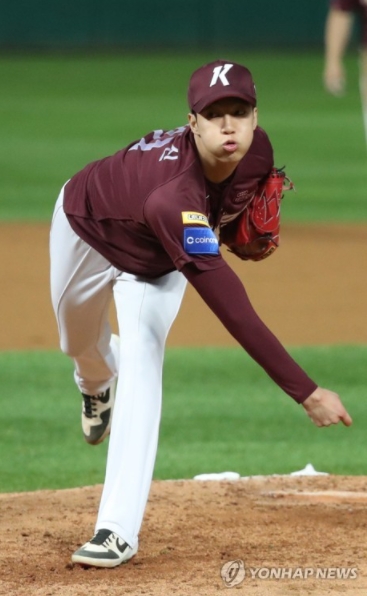 프로 4년차를 맞는 안우진은 연습경기를 통해 선발요원으로 가능성을 시험하고 있다.