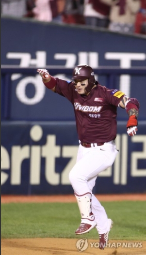 박병호는 개인적으로는 지난해의 부진을 씻고 김하성이 빠진 타격공백을 메우고 팀으로는 주장으로써 1인다역을 해야 하는 중책을 맡았다.