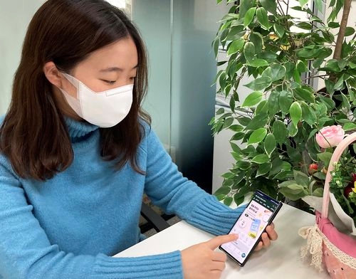 고객이 달리살다 온라인몰에서 상품을 살펴보고 있다. 사진=GS리테일 제공