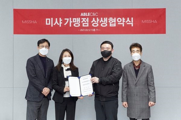 에이블씨엔씨와 미샤 가맹점주 협의회가 상생 합의서 체결식을 진행하고 있다. 왼쪽부터 국내영업본부장 정성민 상무, 에이블씨엔씨 조정열 대표, 미샤 가맹점주협의회 권태용 회장, 미샤경복궁점 연남석 점주. 사진=에이블씨엔씨 제공