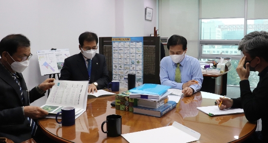 이상익 함평군수(왼쪽 두 번째)이 주철현 국회의원(오른쪽 두 번째)에게 사업 설명을 하고 있다./사진=함평군